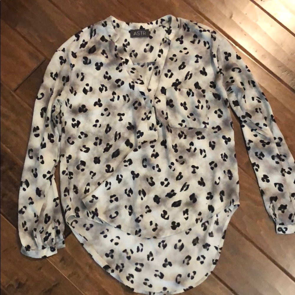 ASTR Leopard Print Hi Lo Ling Sleeve Shirt size XS